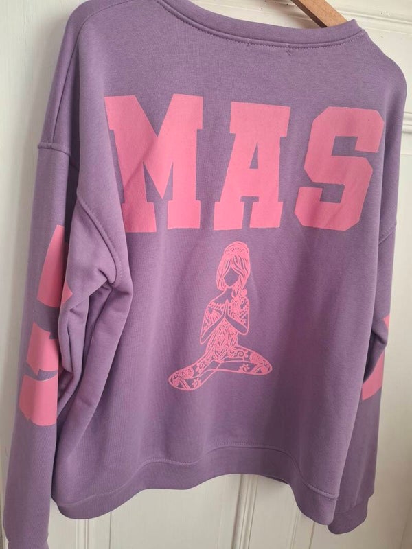 OVERSIZE Sweater NAMASTE lila