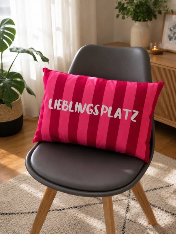 Outdoor-Kissen „LIEBLINGSPLATZ“ Pink gestreift – Dekokissen für Balkon & Terrasse