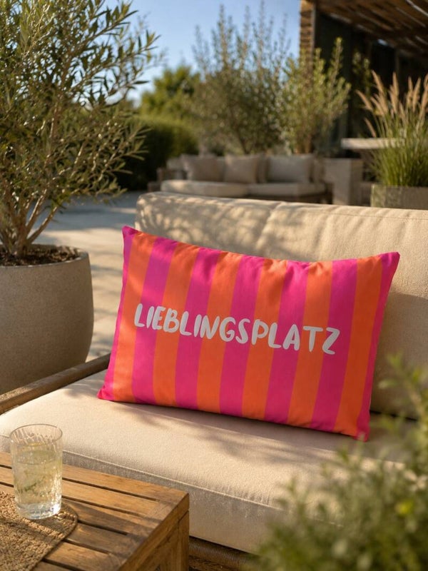 Outdoor-Kissen „LIEBLINGSPLATZ“ Pink-Orange gestreift – Sommer Dekokissen
