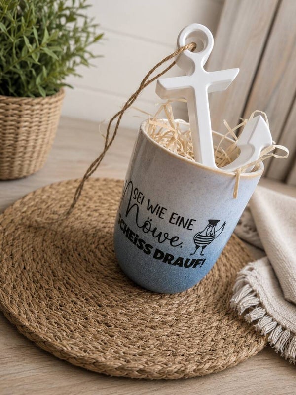 Sei wie eine Möwe – Scheiß drauf! ☕⚓ Geschenkset mit Tasse & Anker