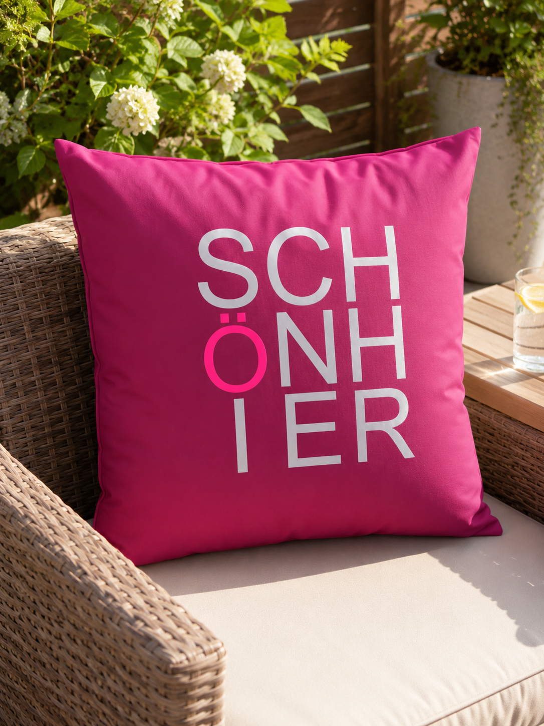 XXL Outdoor-Kissen „SCHÖN HIER“ – Pink | 60 x 60 cm