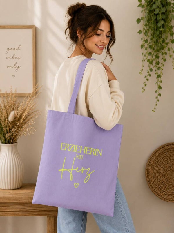 Stofftasche „Erzieherin mit Herz“ – Flieder | Geschenk für Erzieherin | Baumwolltasche 38 x 42 cm
