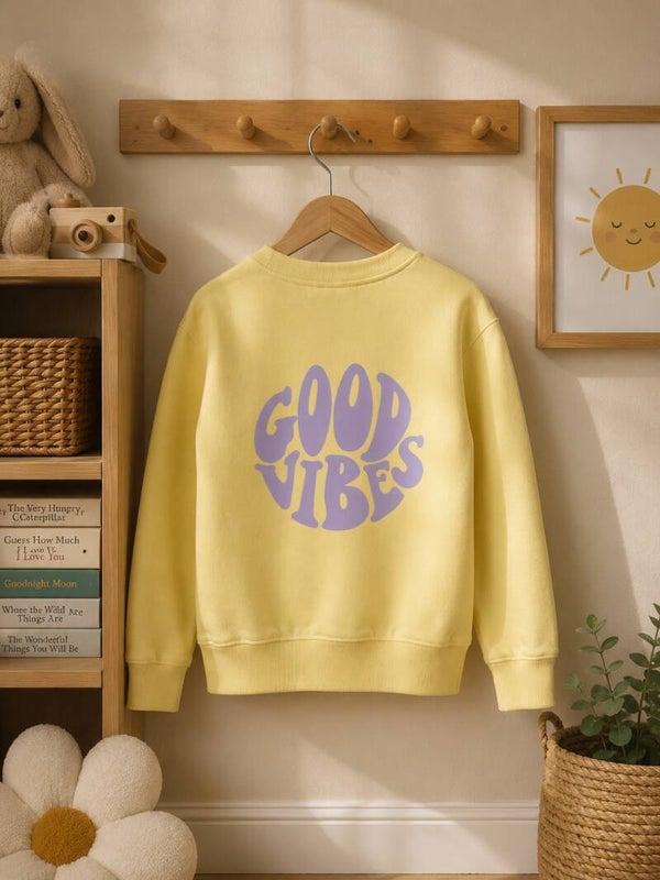 Kinder Sweater Gelb mit lila „Good Vibes“ Print | Retro Sweatshirt