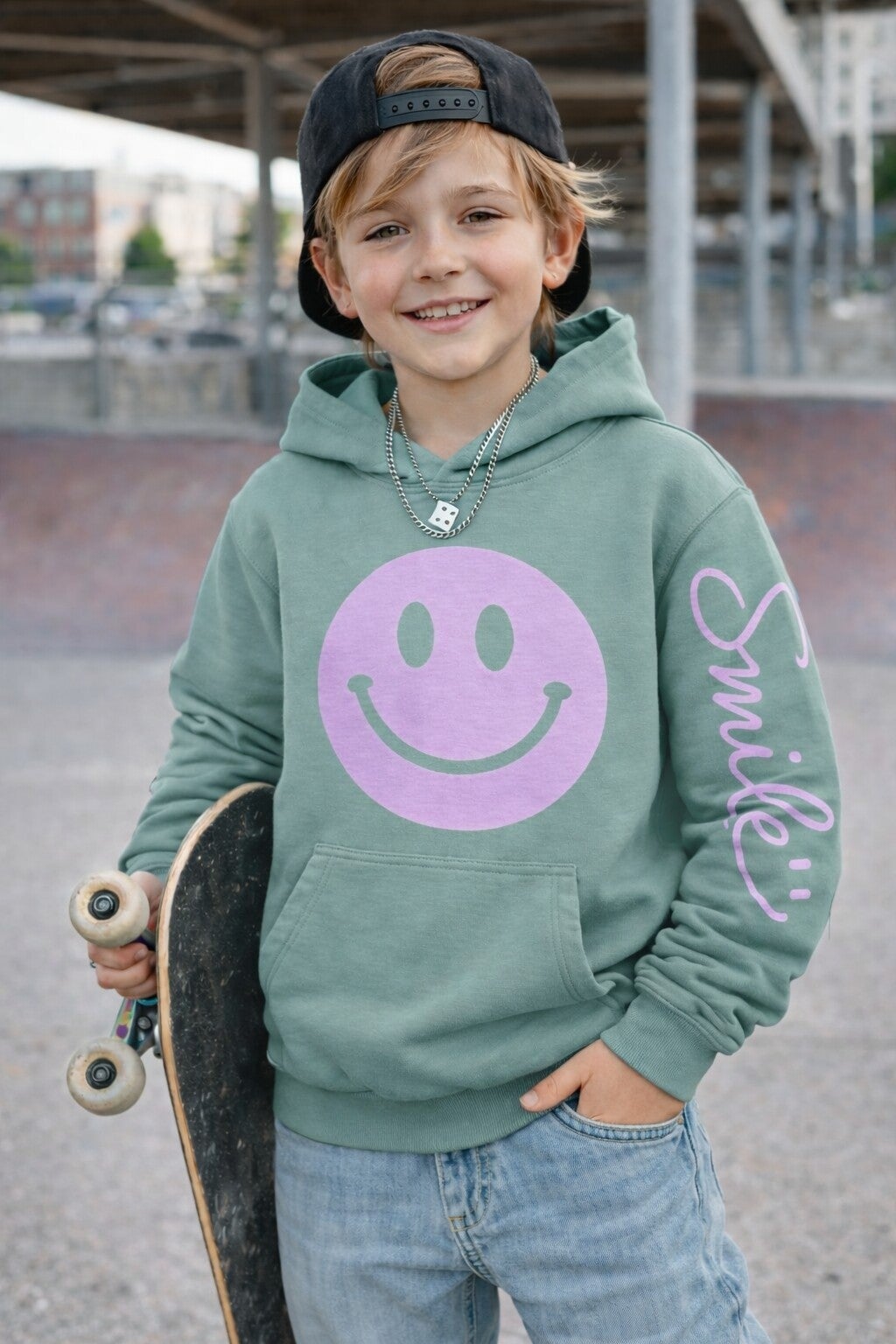 Kinder Hoodie „Smile“ Salbei – Smiley Print | Designed by me