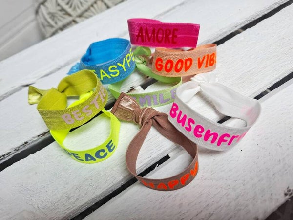 Handgemachtes Stoffarmband mit Schrift