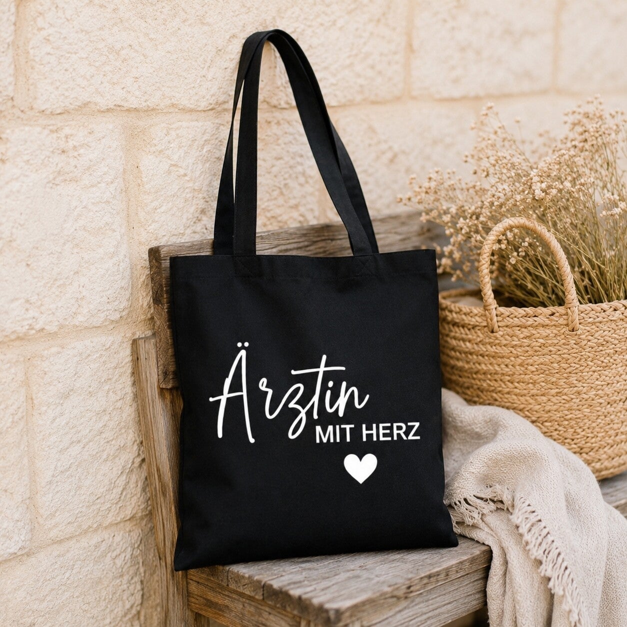 Personalisierte Stofftasche „Ärztin mit Herz“ – Schwarze Tote Bag mit Statement Print