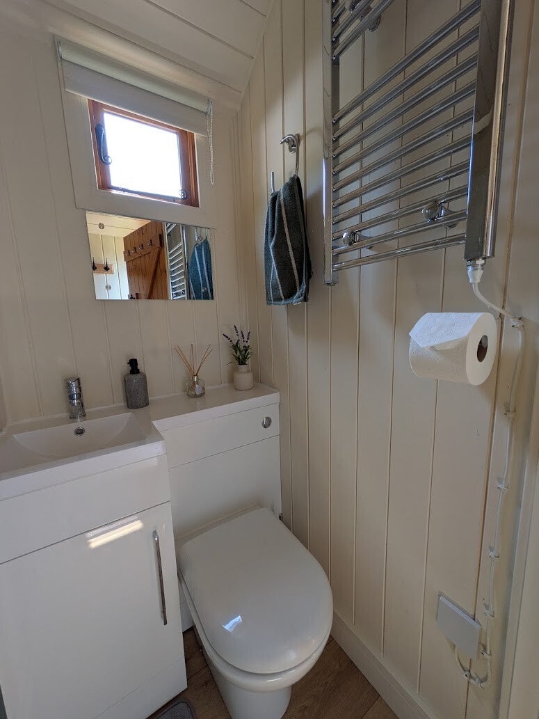 phoneoakshower1-standard-mbt4v1.jpg