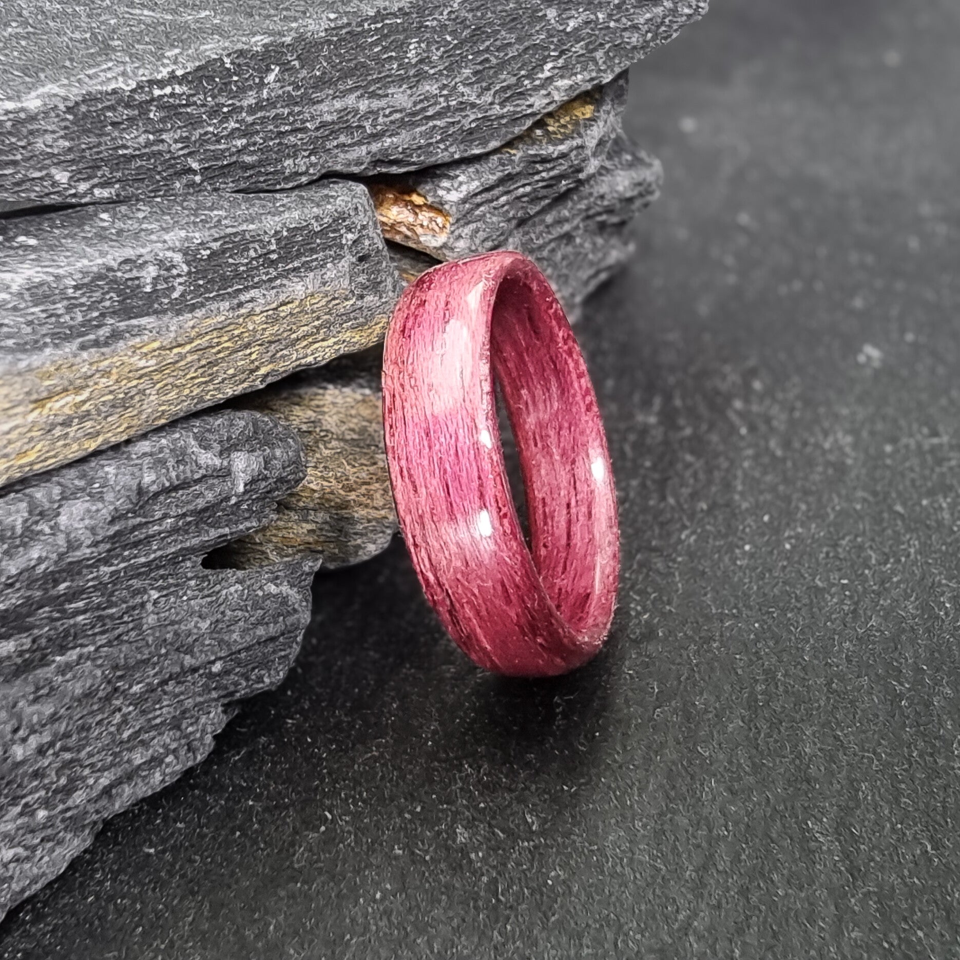 Une bague en bois d'amarante