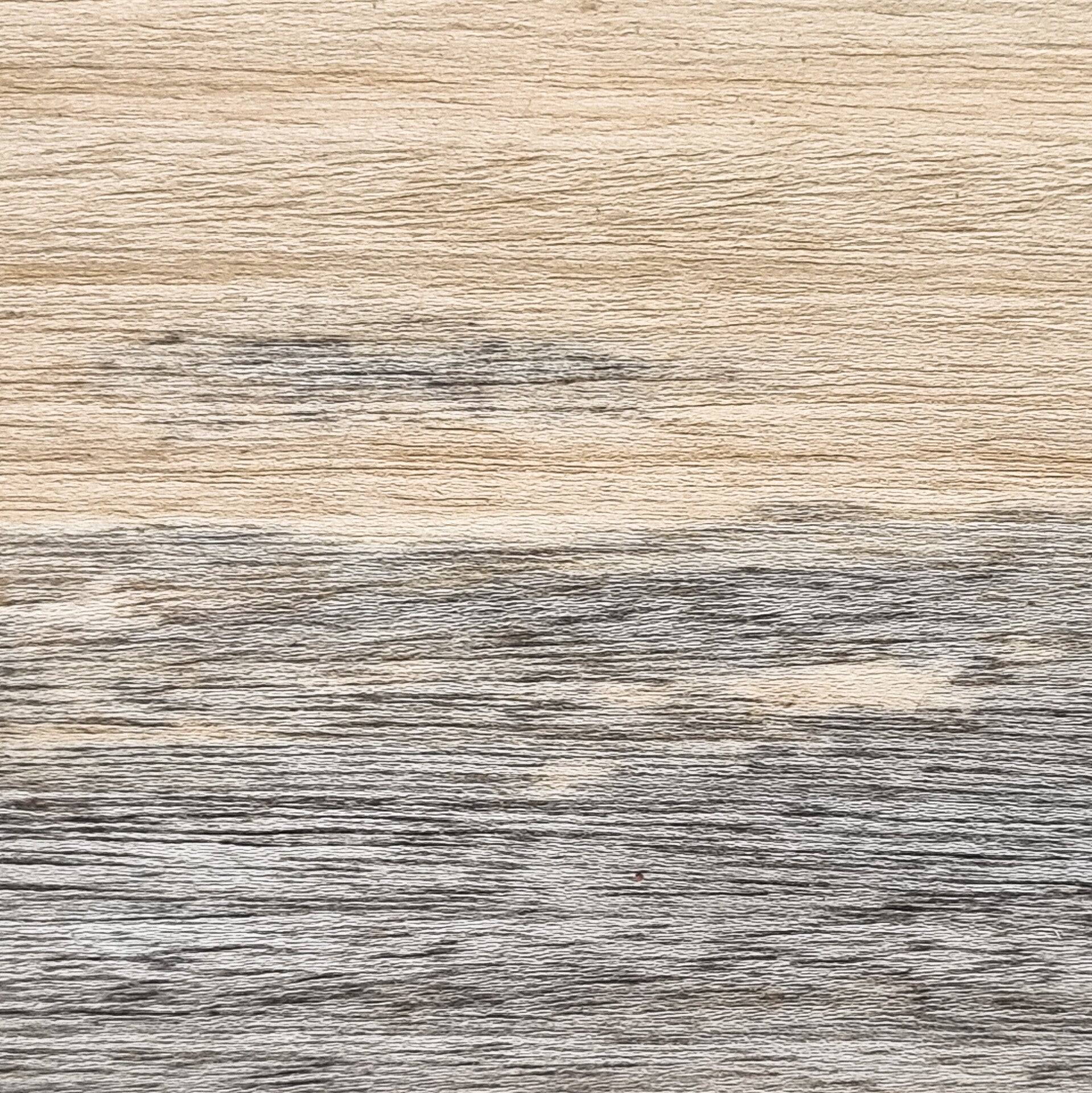 Ce bois méconnu s'appelle le koto. Ici, il a un fil clair et un fil gris appelé communément koto bleuté.