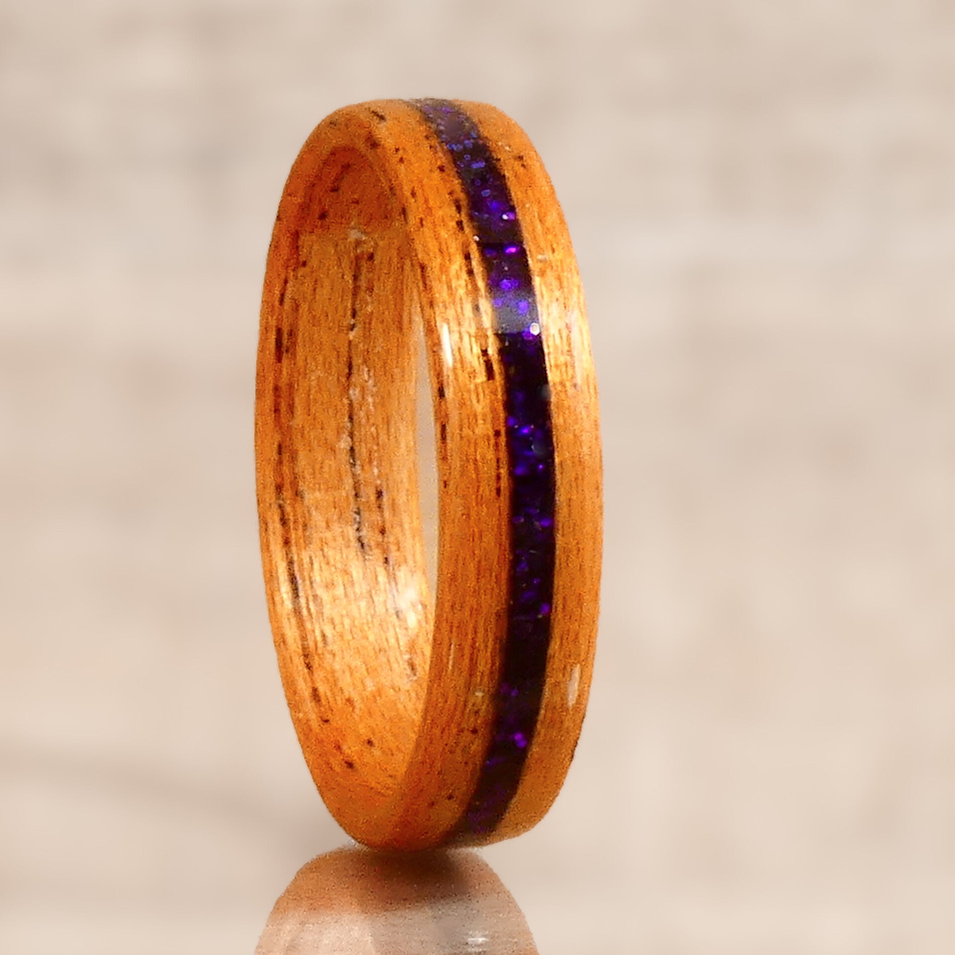 La bague violette en bois d'acajou