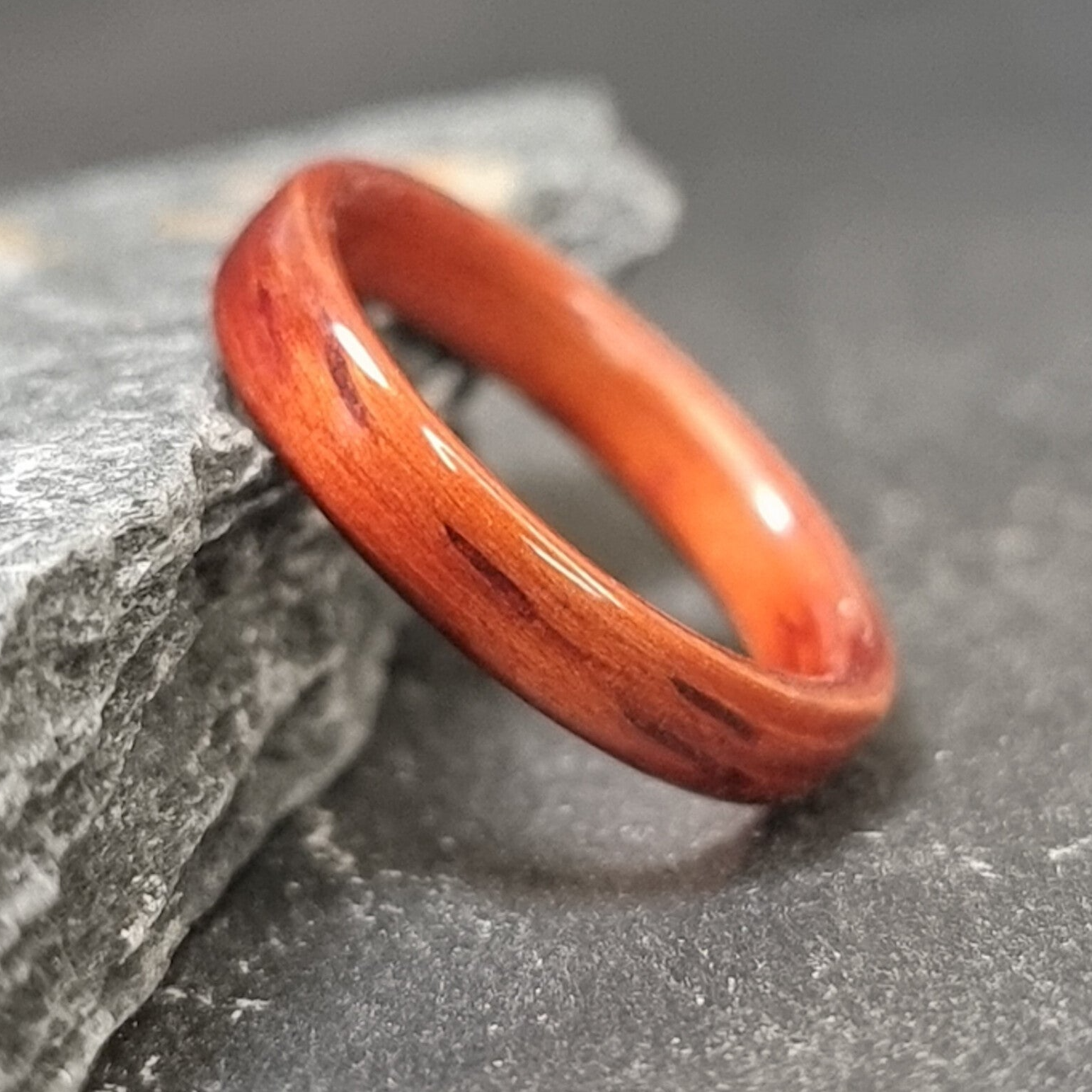 Bague en padouk – Alliance artisanale en bois rouge naturel, bijou fait main