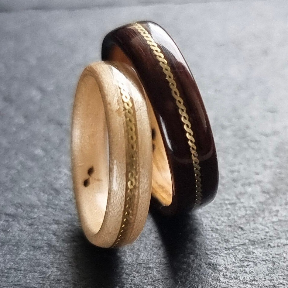 Duo de bagues en bois d'ébène, d'érable et la torsade de laiton martelée