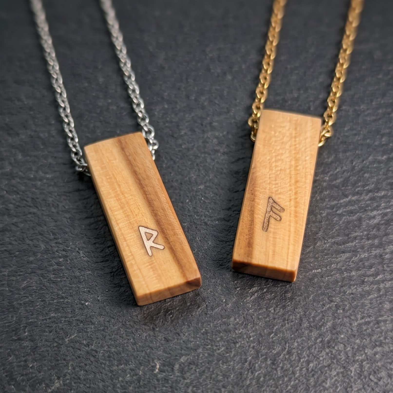 Pendentif Viking Bois & Rune Personnalisée — Talisman Pommier Gravé — Amulette Artisanale fabriquée main
