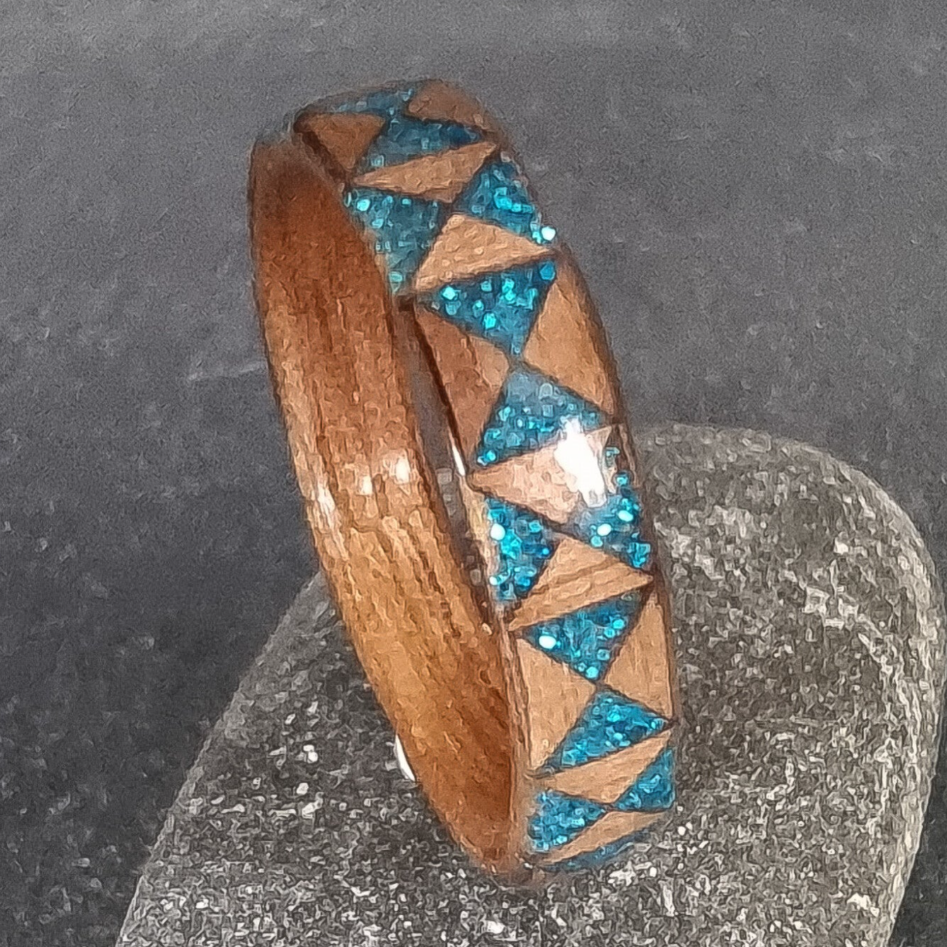 Bague en bois de noyer moderne faite à la main - marqueterie de noyer et de paillettes bleu lagon -une alliance unique fabriquée à la main
