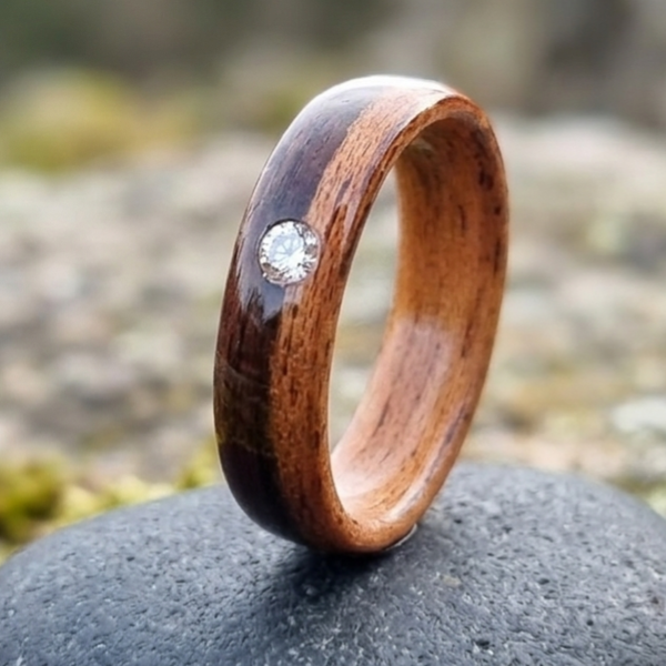 Alliance de bois duo d'ébène et d'acajou incrustée d'un zircon
