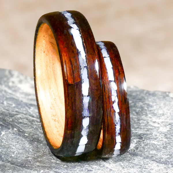 Le duo d'alliances en bois d'ébène de Macassar et son insert de nacre blanche