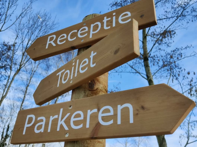 De borden voor receptie, toilet en parkeerplaats zijn alvast geplaatst