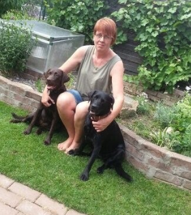 Margot Schauf, 1971 in Bergheim geboren. Ich habe 2 Labys, Blacky und Elli und vier Aussie ;-) Muffin, Pina, Bailey und Krümmel (aus meiner eigenen Zucht). Zu meinem Rudel gehört mein Mann, 2 Kinder und 6 Hunde. Hunde gehörten schon immer zu meinem Leben,