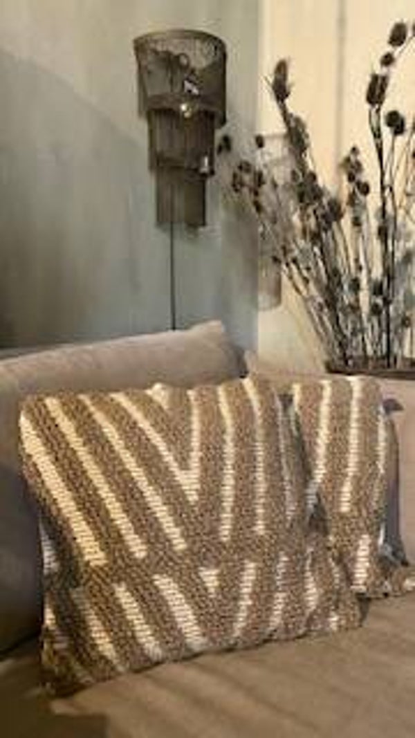 Kussen met driehoek patroon