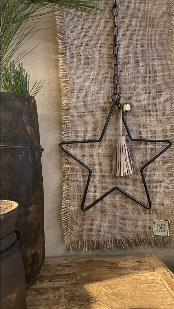 Licht grijs kalkdoek, zwarte ster met een grijs hangertje