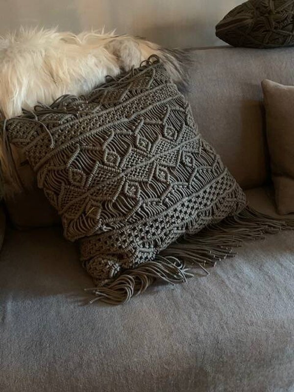 Stoer kussen geknoopt met franje Hoffz