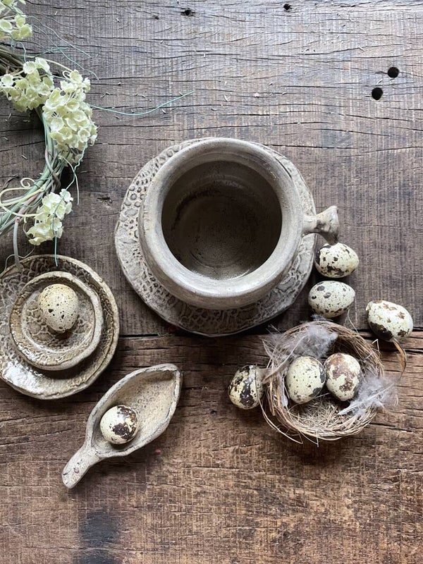 mok met knop oor Dirty Clay