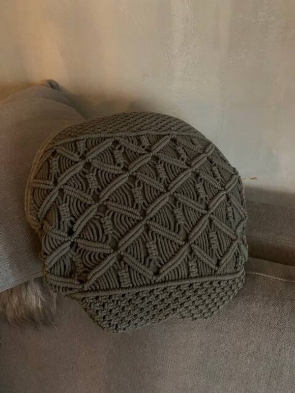 Geknoopt stoer kussen rond Hoffz