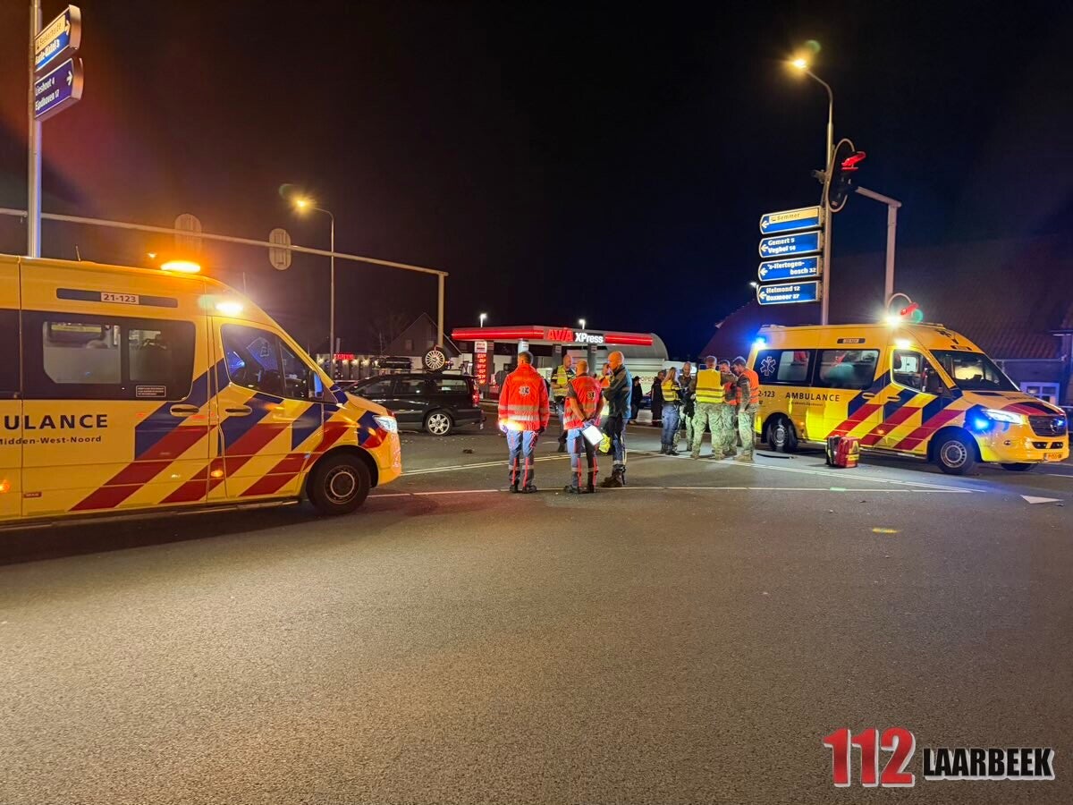 Hulpverleners van het MMT en Defensie ter plaatse bij een ernstig ongeval tussen een auto en een motor in Beek en Donk