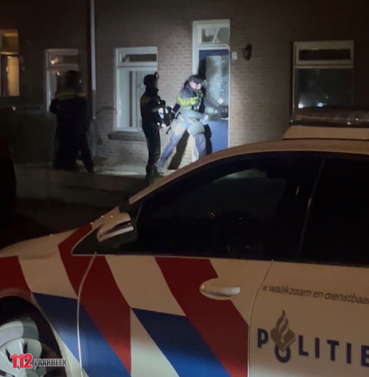 Politie forceert deur na dreiging met bijl of mes.