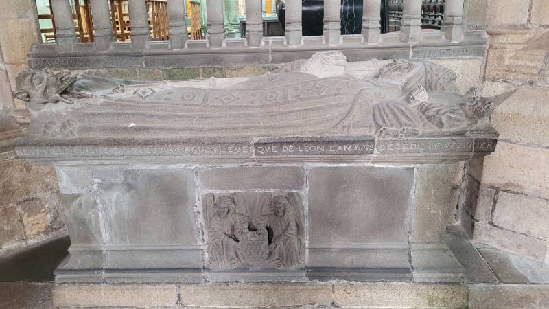tombeaux de la cathédrale Saint-Paul-Aurélien