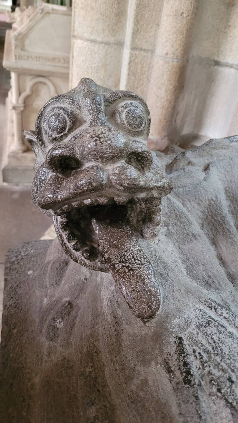 tombeaux de la cathédrale Saint-Paul-Aurélien