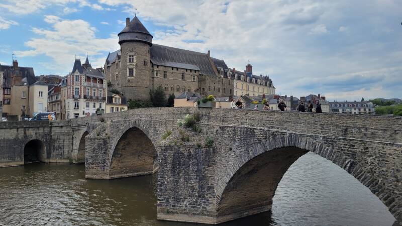 Le Pont Vieux de Laval