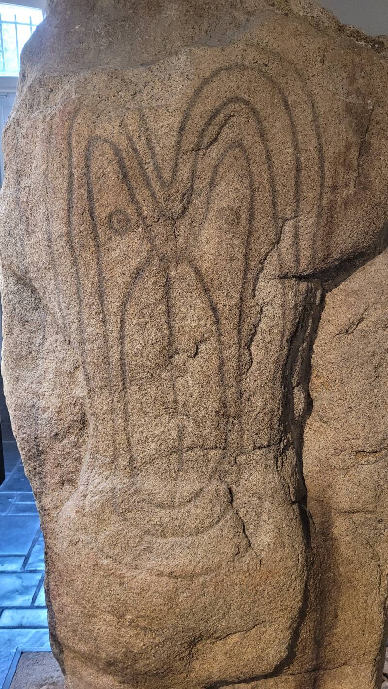 Les dalles gravées du musée de Carnac