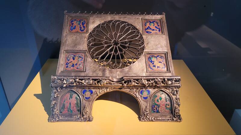 Le Moyen Âge du XIXe siècle. Créations et faux dans les arts précieux.