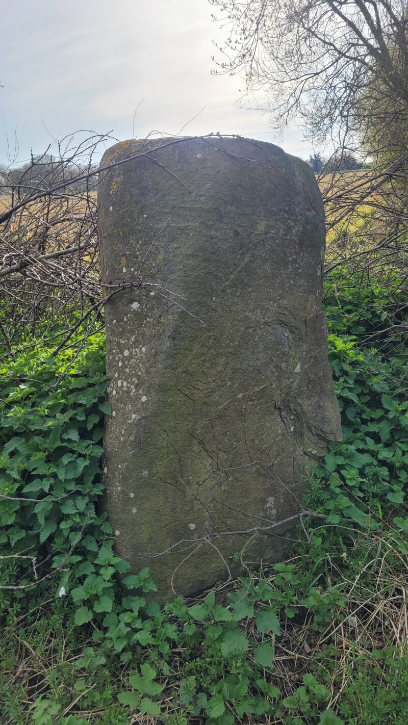Le menhir de Launay-Trégon