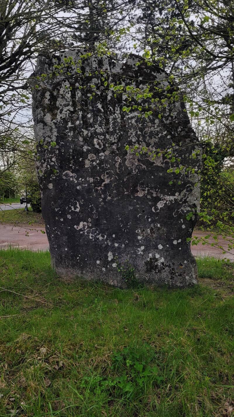 Le menhir de la Pierre Droite