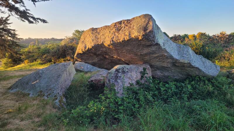 Le dolmen de la Ville-Hamon à Erquy