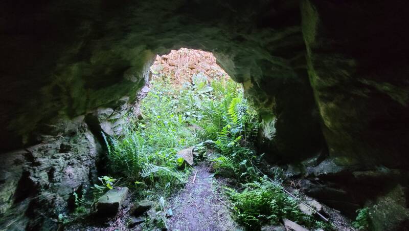 Le monastère Saint-Hilaire et la grotte de Saint-Amand