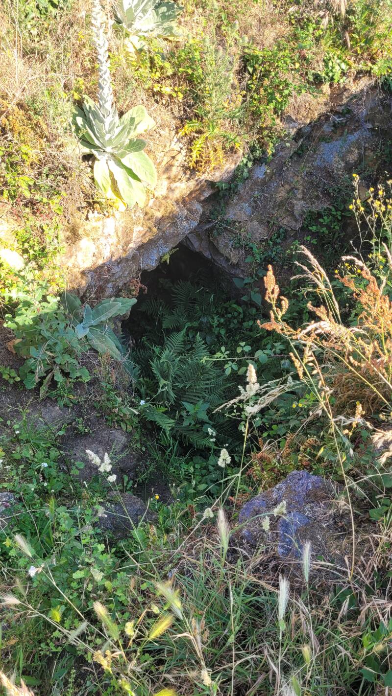 Le monastère Saint-Hilaire et la grotte de Saint-Amand
