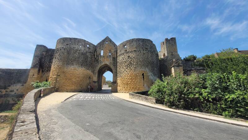 La porte des tours à Domme