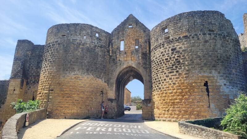 La porte des tours à Domme