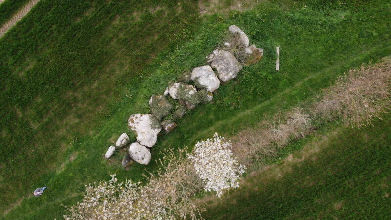 L'allée couverte de la Hautière, appelée aussi le Tombeau