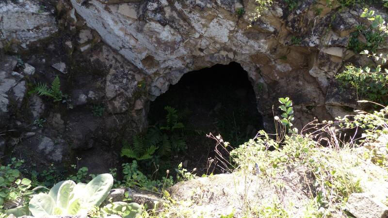 Le monastère Saint-Hilaire et la grotte de Saint-Amand