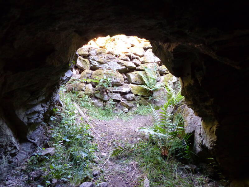 Le monastère Saint-Hilaire et la grotte de Saint-Amand