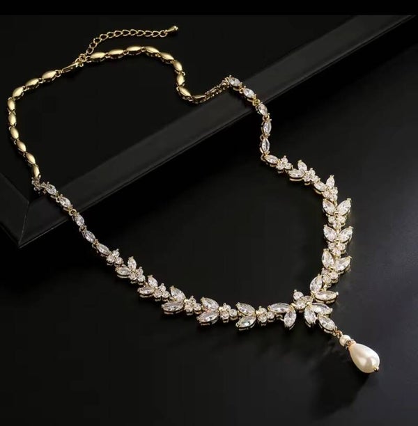 Pearl golden necklace