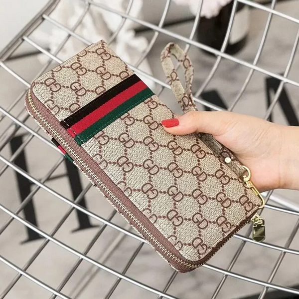 Large Capacity Clutch with Single Zipper and Versatile Card Holder