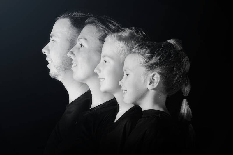 familie-portret_2024_close_bw_fix-standard-b1vgqm.jpg