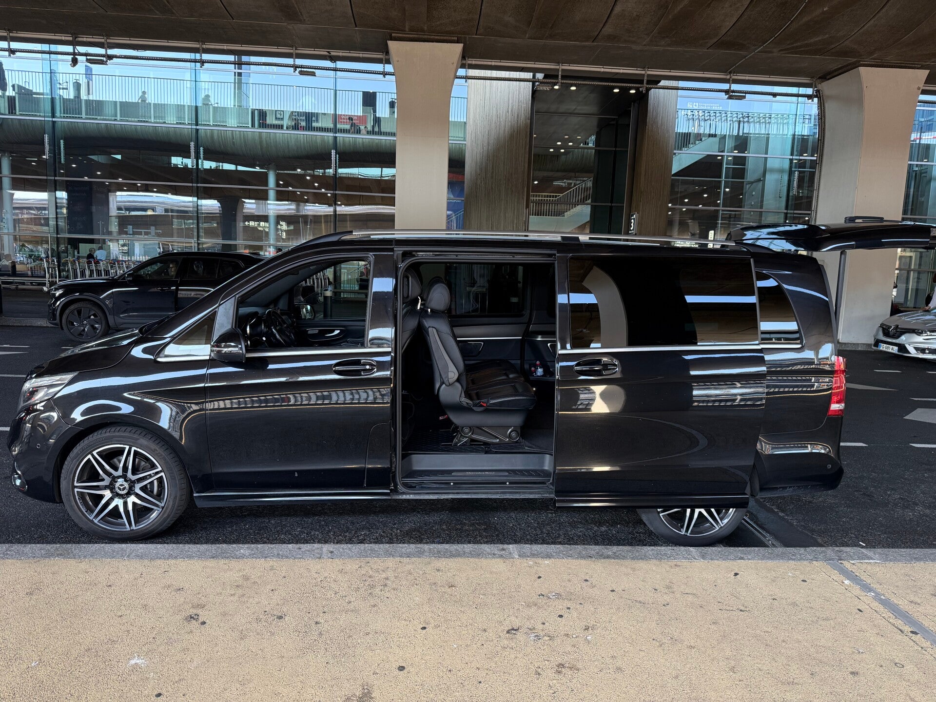 Transfert aéroport CDG Orly vers Honfleur en van avec chauffeur privé