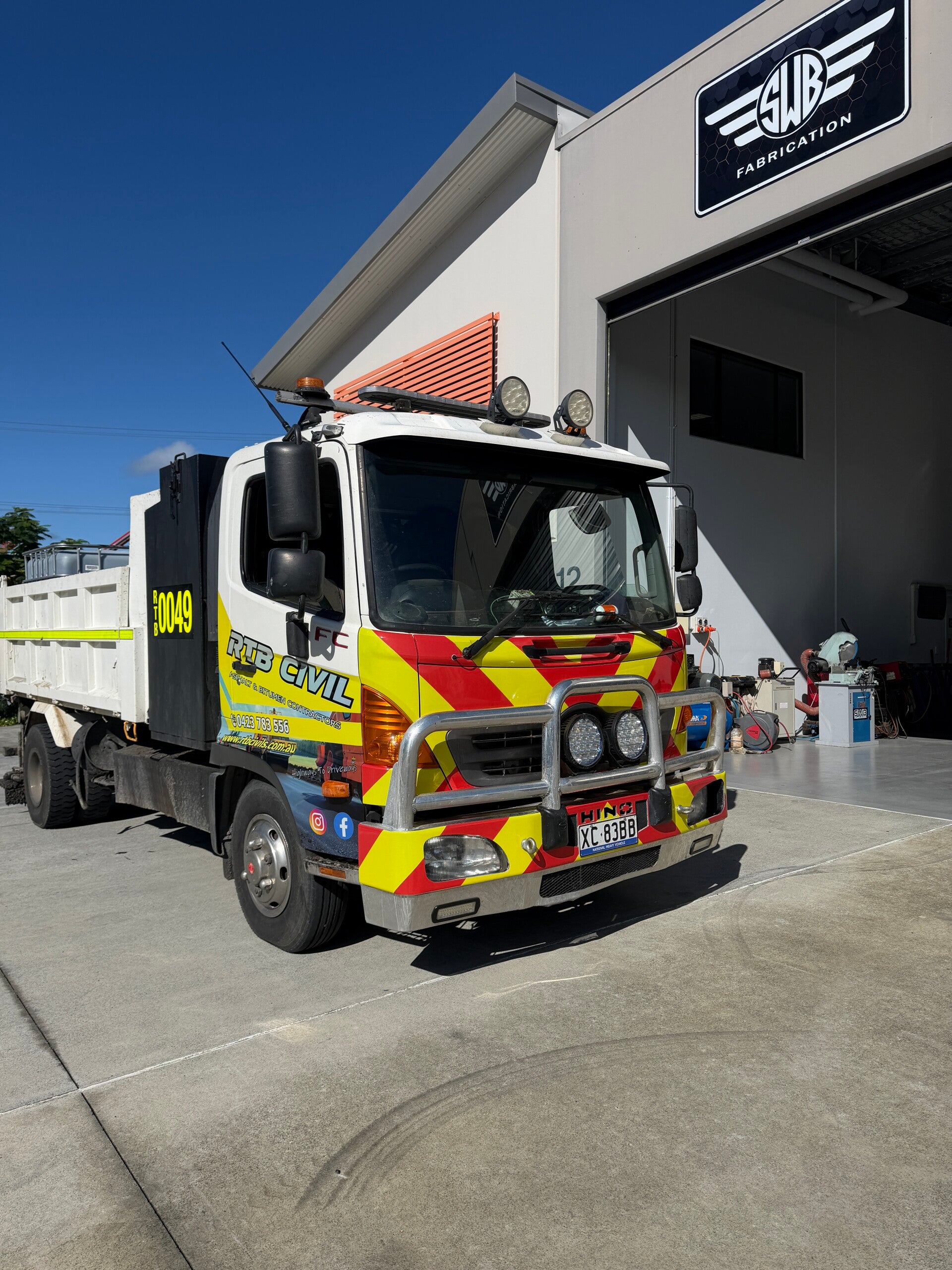 Commercial fleet branding and high-visibility vinyl truck signage in Brisbane,