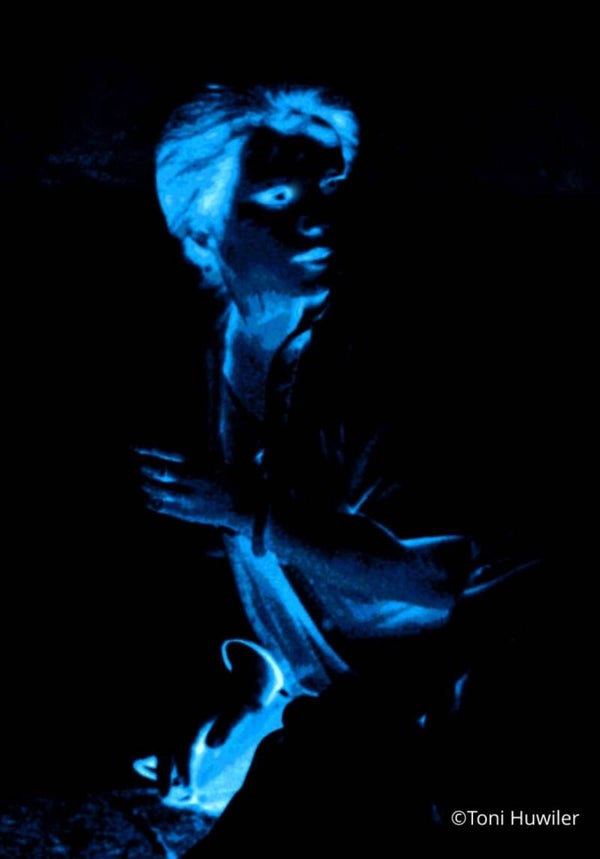 Frau in blau f1